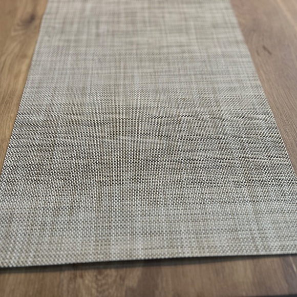 Chilewich Table Runner | Color Bark - Picture 4 of 5